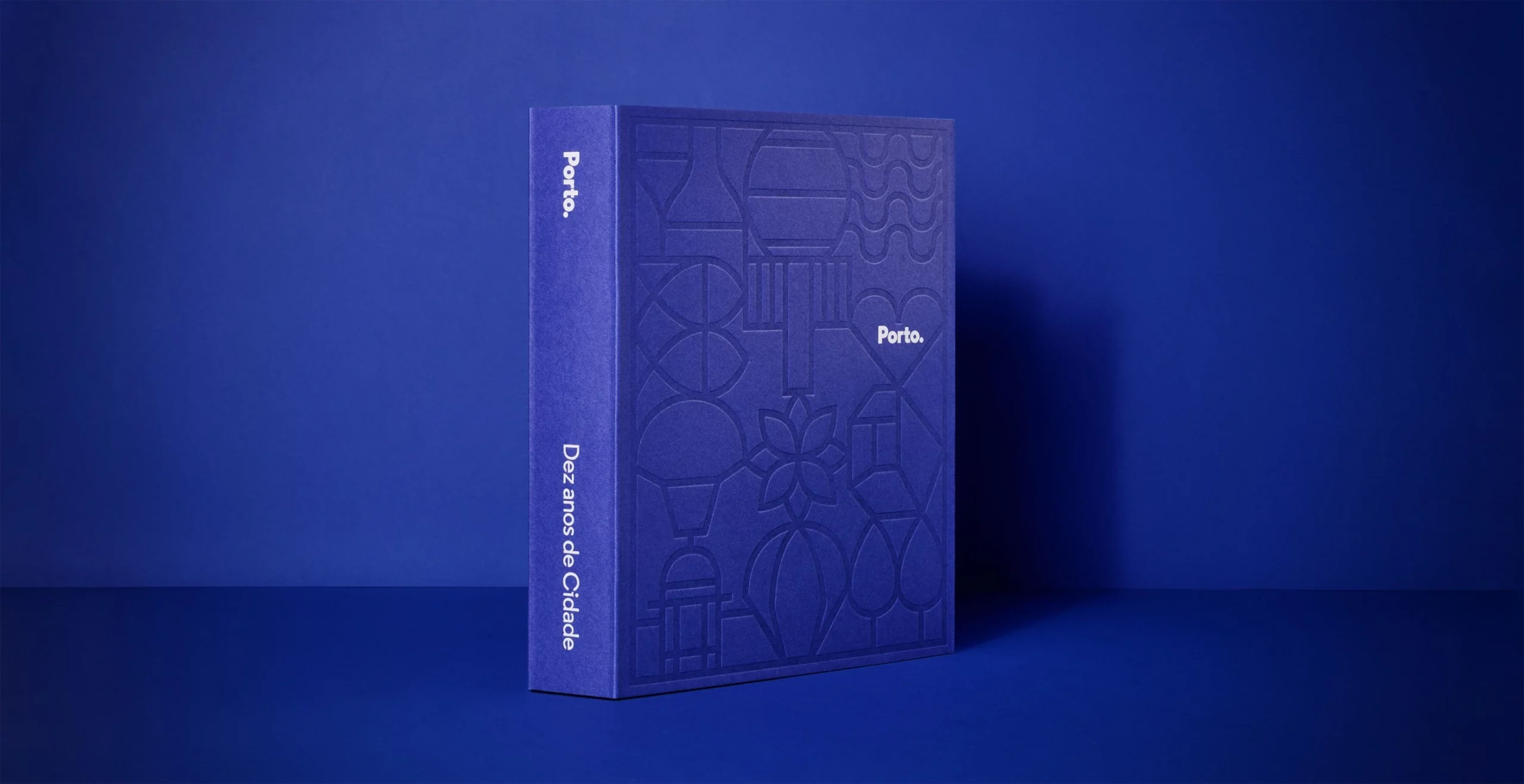 Livre écrit et conçu par Eduardo Aire qui parle des choix pour la conception De la charte graphique de porto en 2024.